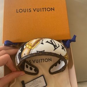 Louis Vuitton be mindful chain headband